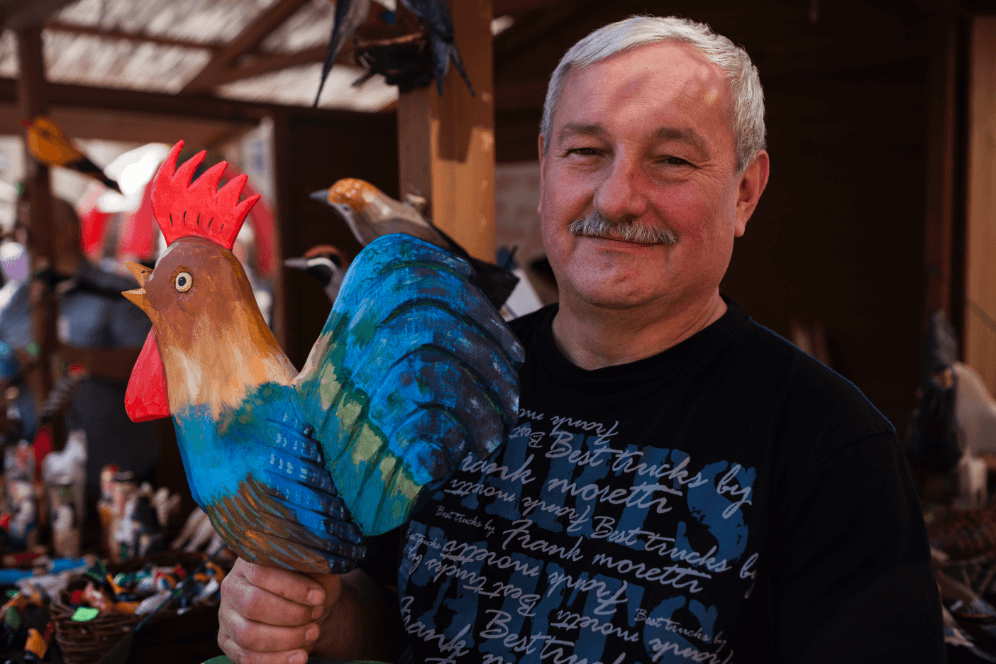 Tadeusz Leśniak z drewnianym kogutem